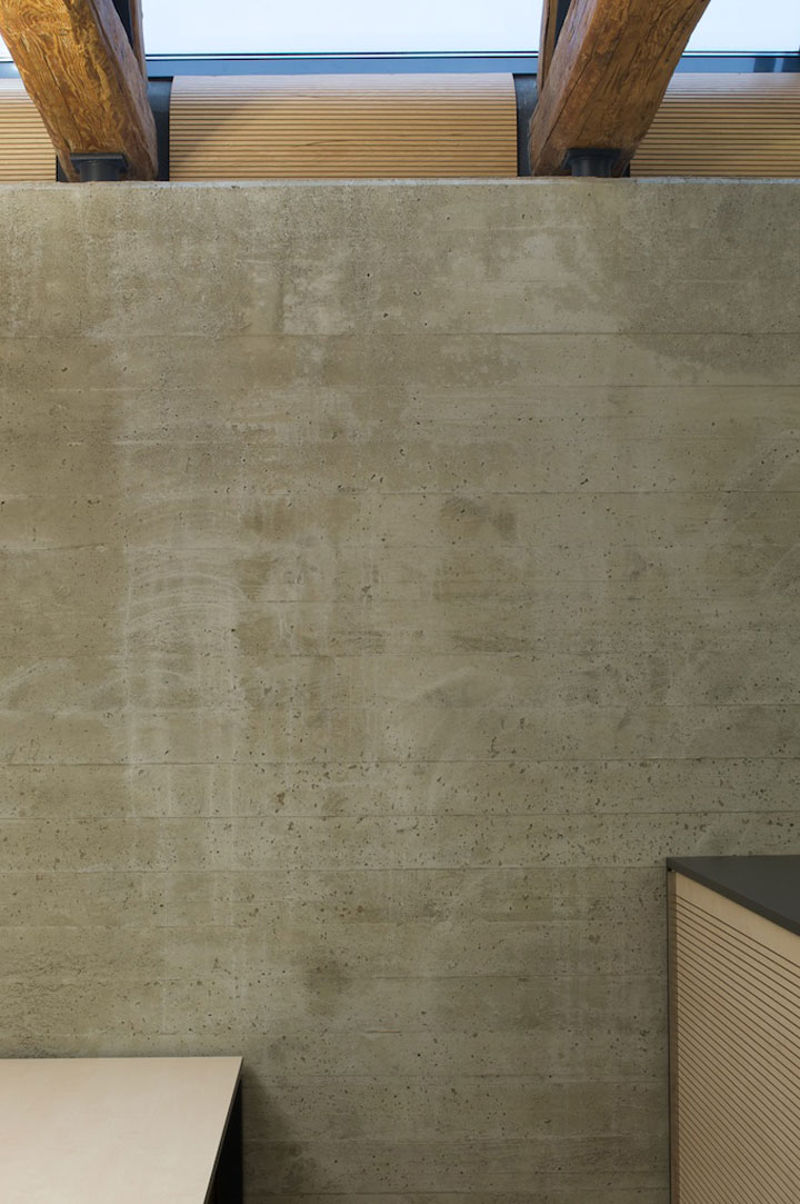 Vierseithof Buerogebaeude Detail Sichtbeton